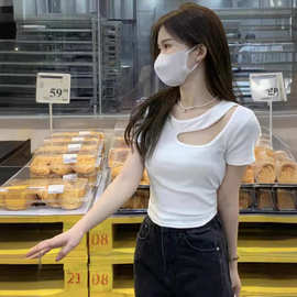 纯欲风正肩短袖t恤女夏季新款设计感小众辣妹修身短款镂空上衣ins