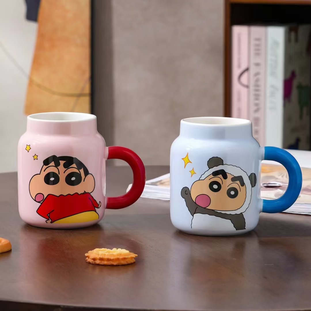 Genuino autorizado Crayon Shin-chan de cerámica con tapa de paja de alto valor creativo personalidad estudiante a prueba de polvo con taza de agua con pajita