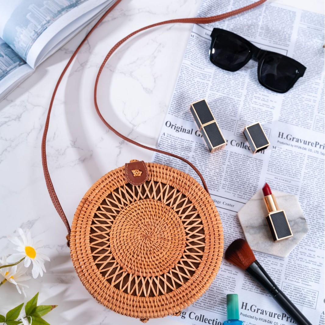 新作insネット紅女包斜めショルダー草編み透かし彫り文芸編み籐編みバケツ包み草編みバッグ