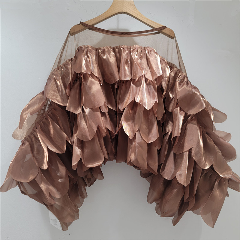Diseño de nicho femenino extranjero perlado irregular decoración de borde de loto chic camisa de manga de murciélago moda