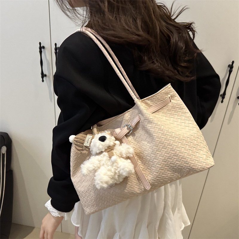 高级感大容量包包女秋季2025新款休闲简约斜挎包百搭通勤托特包|undefined