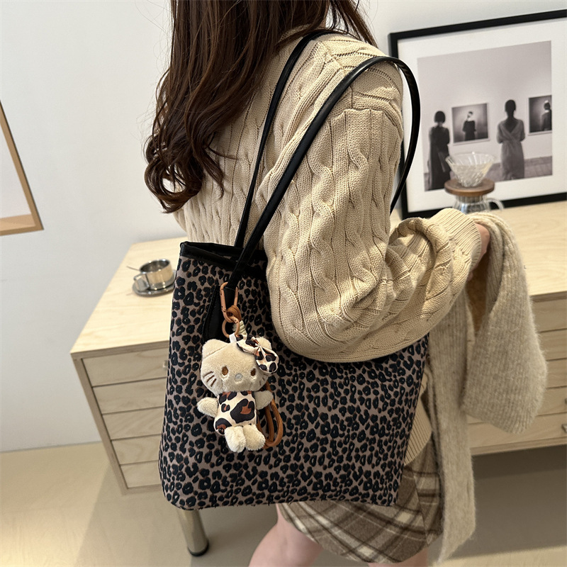 Bolso de viaje de gran capacidad en línea 2024 invierno nuevo versátil ins este año popular bolso de hombro bolso especial