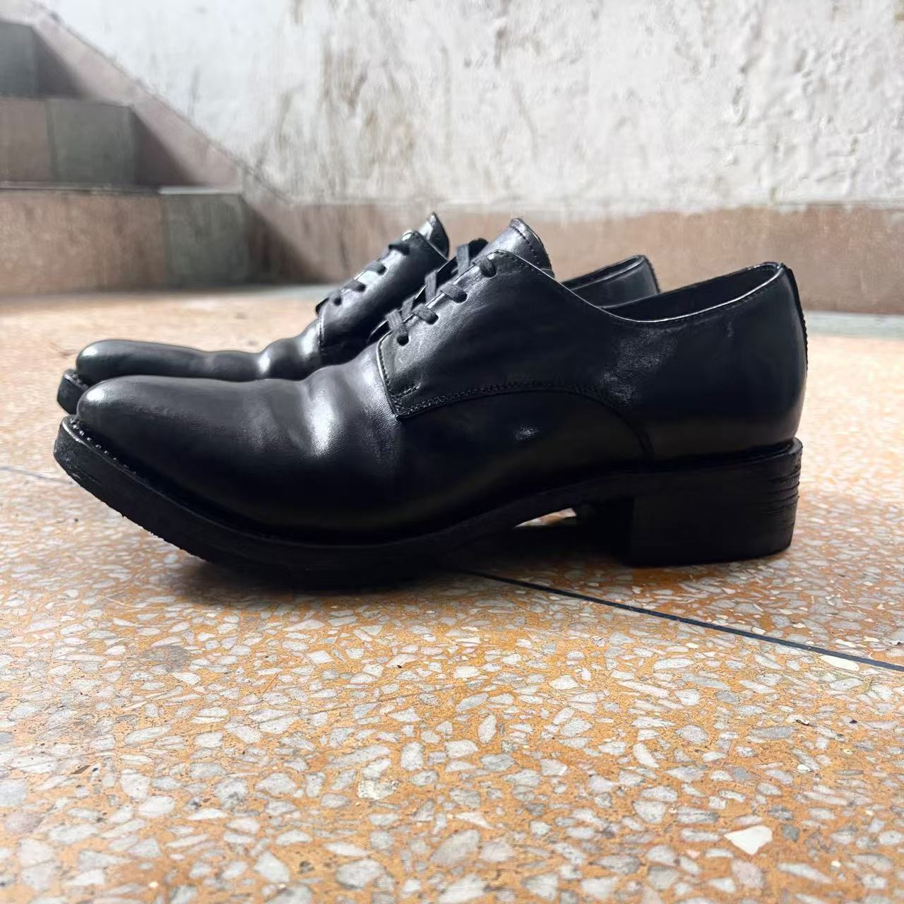 말 가죽 틈새 유피 주름 뾰족한 발가락 가죽 신발 남성 세척 더비 신발 유행 가죽 신발 블랙