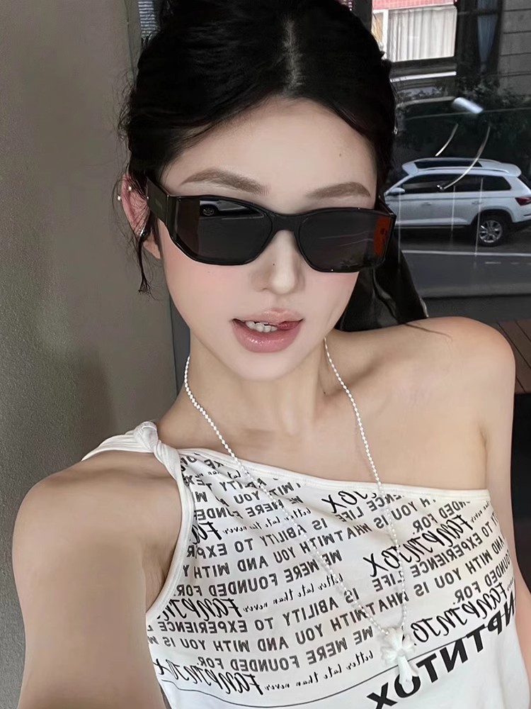 Black frame gray film