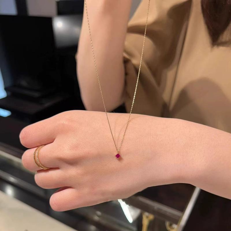 S925 スターリングシルバーゴールド極細ローズレッドスクエアペンダントネックレスハイエンドライト高級ニッチ気質鎖骨チェーン女性用|undefined