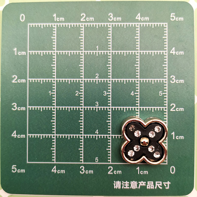 Temperamento de moda blanco y negro pequeño viento fragante cuatro hojas accesorios de plástico corazón de melocotón DIY pinzas de cabello material de ropa de correa