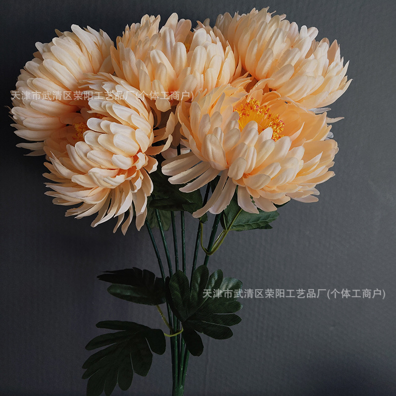 주황색