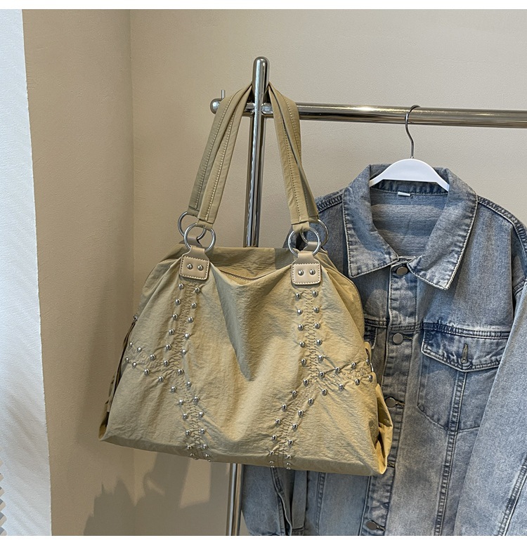 Bolsa de gran capacidad para mujeres 2024 nueva bolsa de hombro casual texturizada bolso de remaches ligero bolso de soporte de viento lento