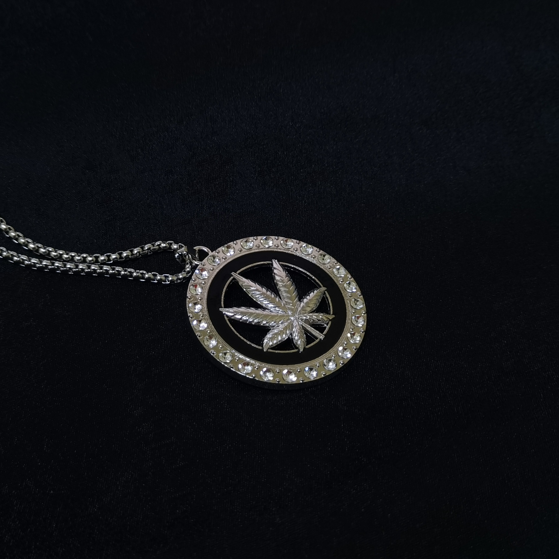 143#Disco de diamante completo con diseño de hoja de arce.