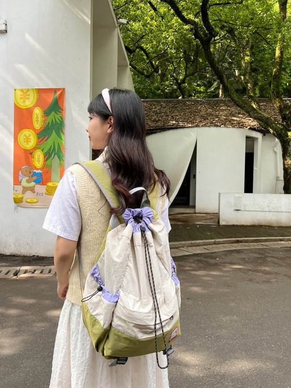 カジュアルな大容量の山登りリュックサックは軽くて旅行に出かけます。|undefined
