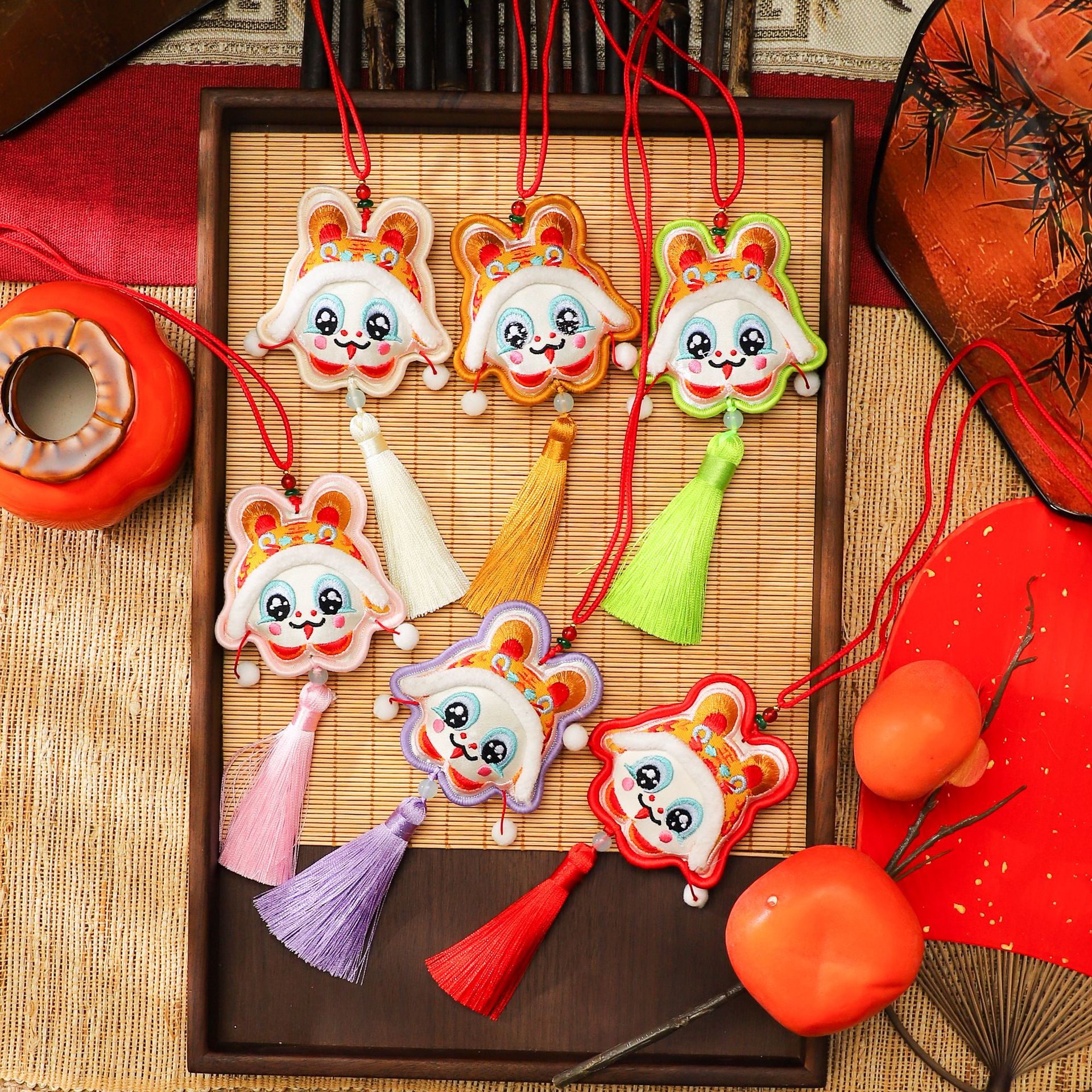 Cuerpo de siete colores para despertar leones y serpientes de Año Nuevo decoración de barril con flores de material DIY colgante floral