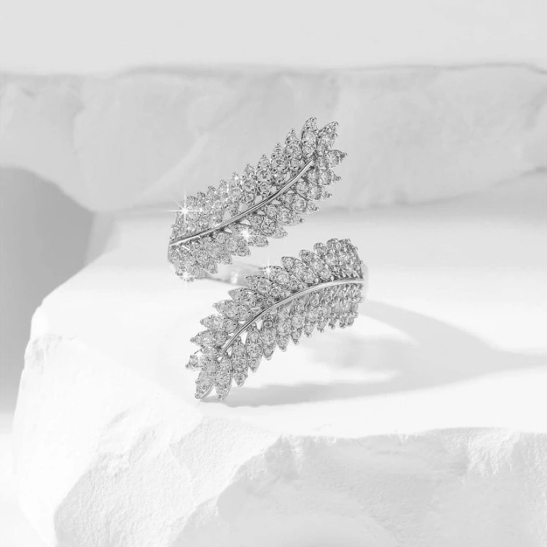 Leaf Diamond Ring With Sparkling Stones For Men And Women_voghion.com