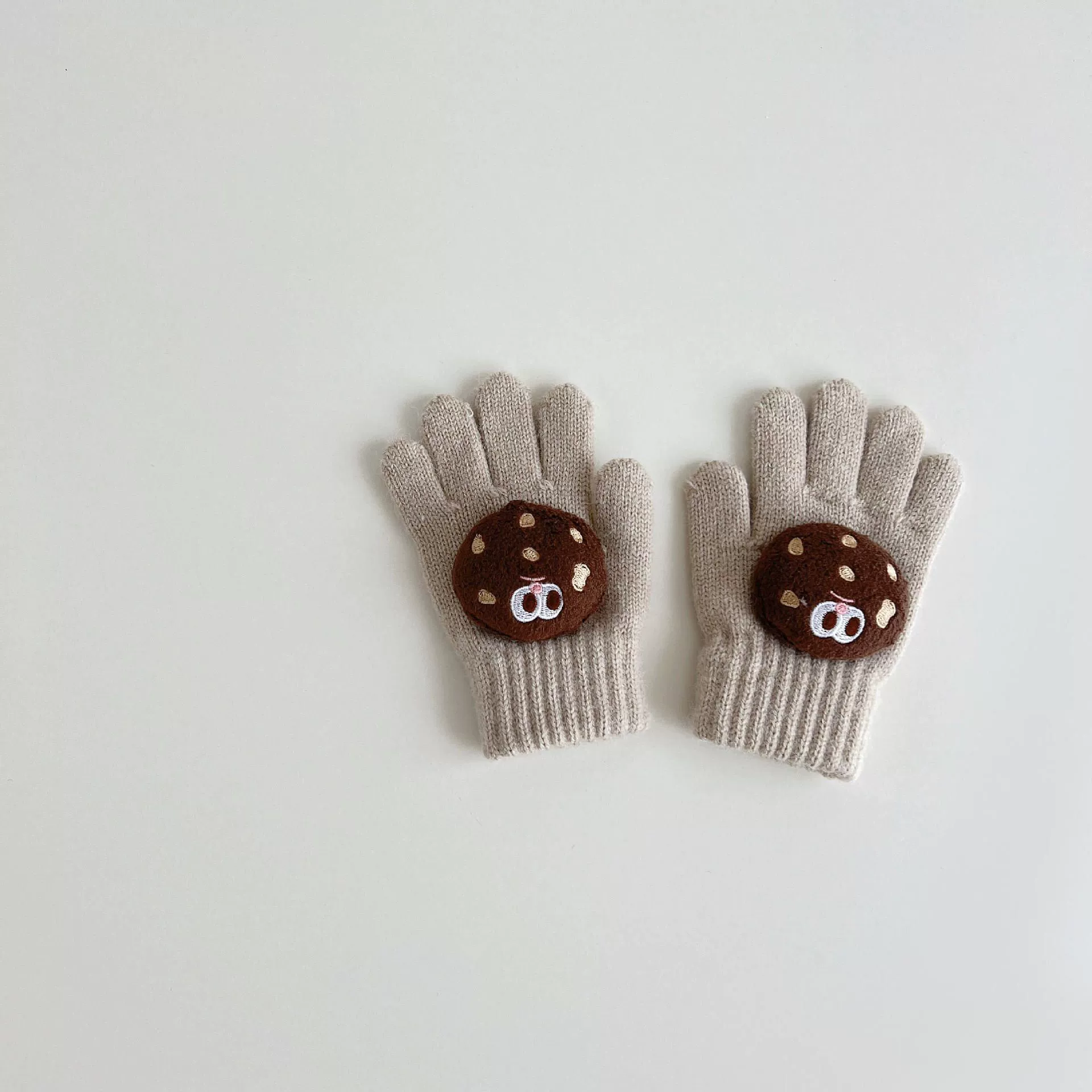 Children's keep warm winter gloves to go out, three dimensional doll for students