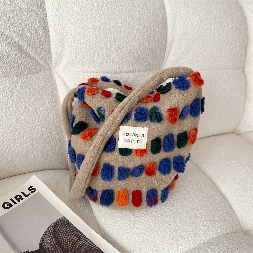 컬러풀한 플러시 버킷백