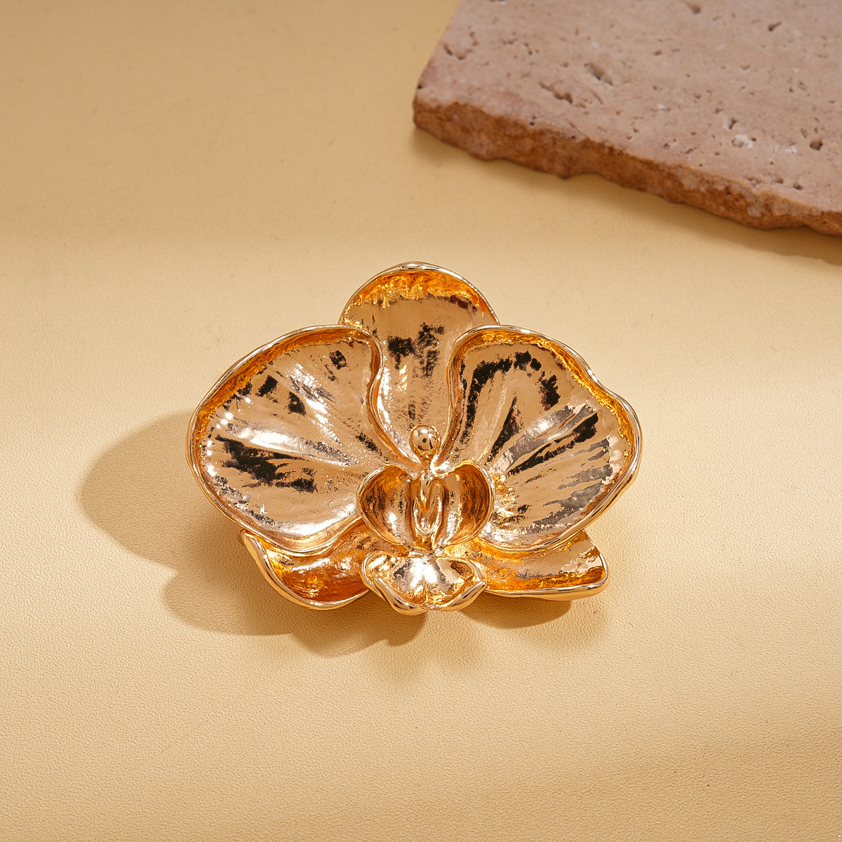 Broche de flores de metal pesado europeo y americano estilo transfronterizo temperamento simple pectoral nicho personalidad alta sensación pectoral mujer
