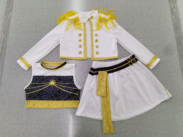 Actual shot of three-piece suit (shoulder tassels + belt sewing)