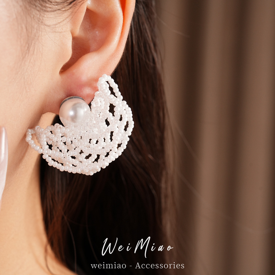 Agujas de plata cuentas huecas perlas redondas personalidad temperamento nicho pendientes de lujo ligero de alto nivel sensación de pendientes mujeres