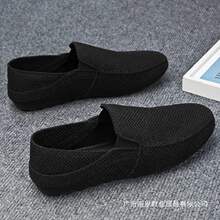 ������Ь�ļ��¿�͸���ϱ�����ɫ��Ь����һ�ŵſ������׶�����Ь