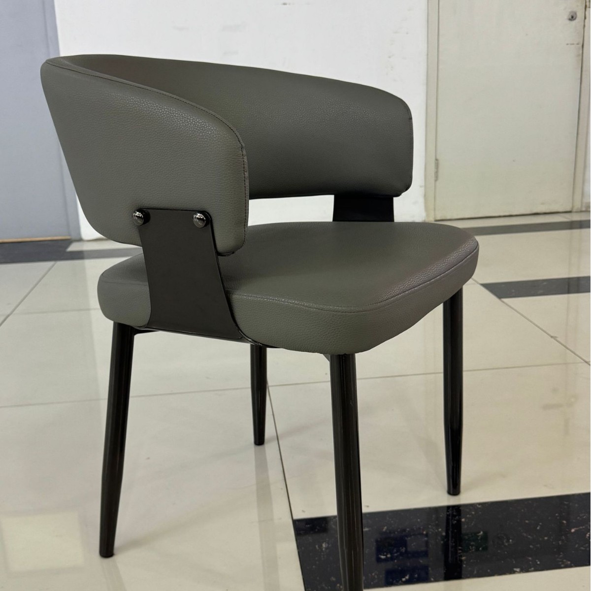 Mesa y silla de comedor minimalistas italianos 2025 nuevo estilo de lujo ligero de alto nivel sensación de respaldo casero taburetes de té silla de respaldo medieval