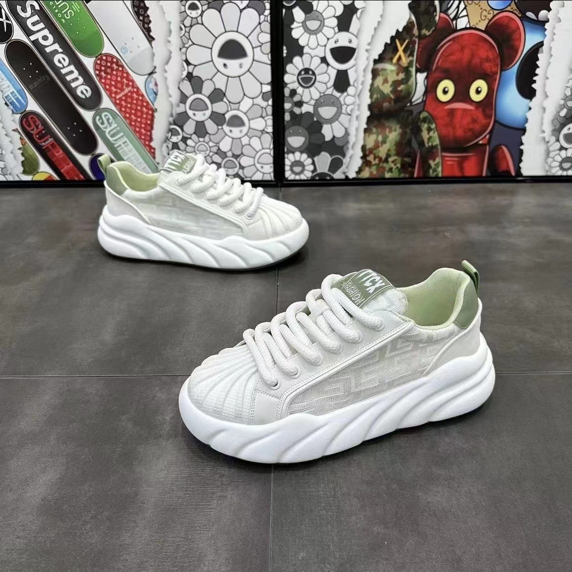 Zapatos de skate para hombres primavera 2026 nuevos zapatos deportivos transpirables juveniles tendencia de suela gruesa versátil zapatos blancos para hombres