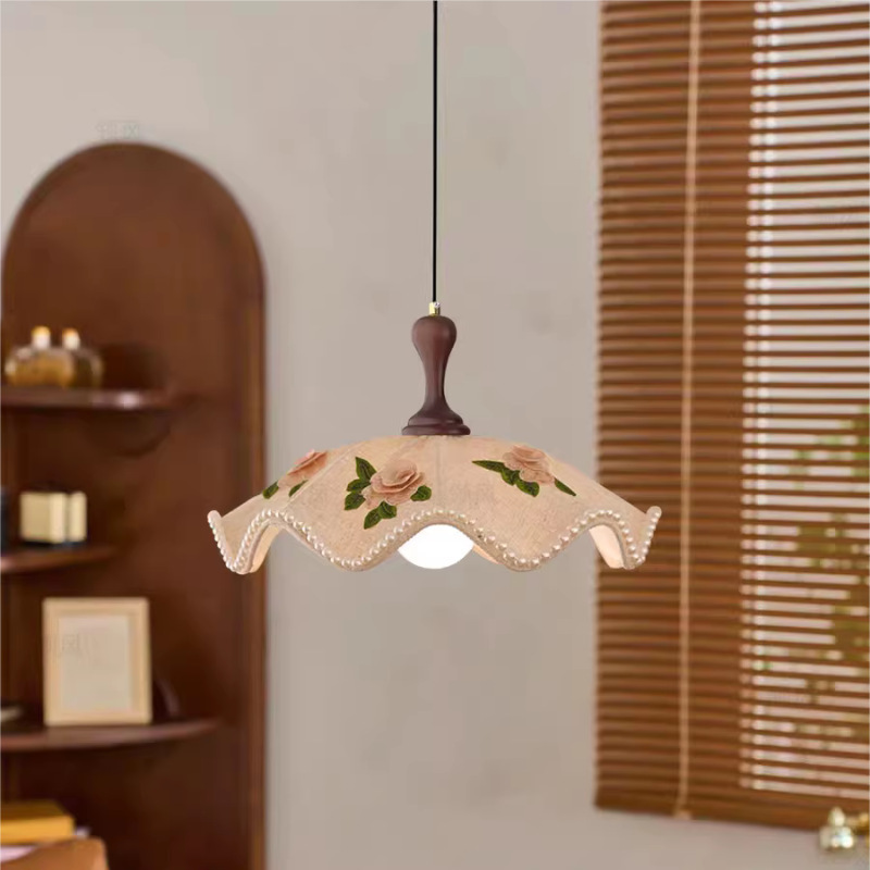 Medieval-style fabric dining room chandelier, French-style bedroom and living room island table with patterned embroidery, pearls, and vintage solid wood lampshade Medieval-style fabric dining room chandelier, French-style bedroom and living room island table with patterned embroidery, pearls, and vintage solid wood lampshade