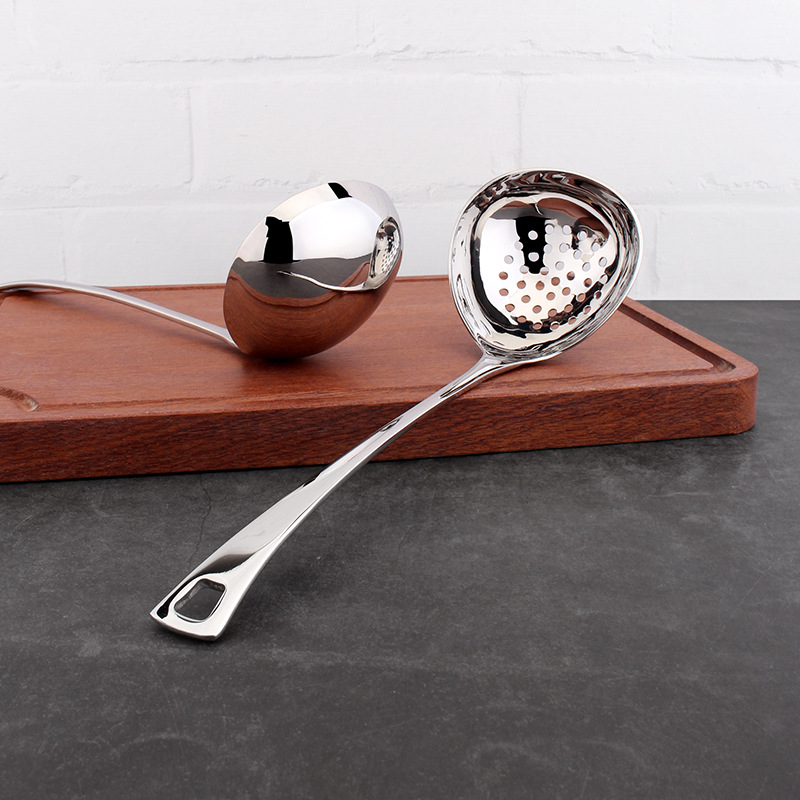 Chockmen 18 / 10 acero inoxidable grueso mango largo con agujero de colgar cucharas de cucharas de sopa con fugas de cucharas de sopa