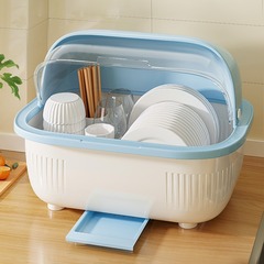 食器と箸の収納箱に水を入れて食器を収納します。食器棚に食器を入れます。