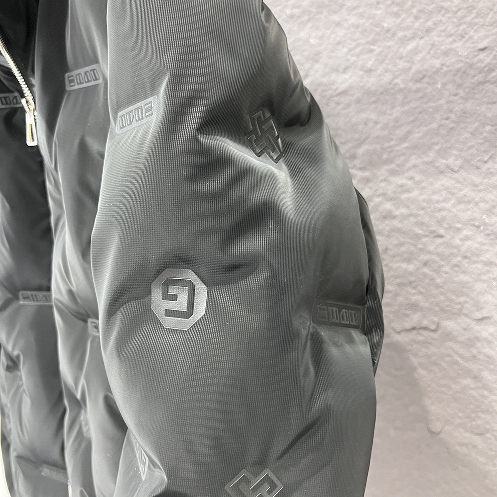 Abbigliamento maschile 2024 Giacca in cotone e seta da uomo europea ispessita calda con collo alto in rilievo a forma di G Giacca in cotone e seta punto di fornitura dal vivo_voghion.com