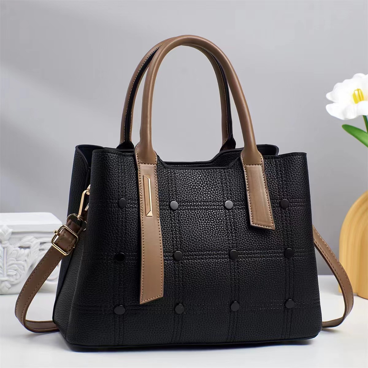 Moda femenina caliente 2025 fabricante de bolsos de mensajero de un solo hombro comercio exterior estilo caliente nuevo bolso grande de todo fósforo para damas portátiles