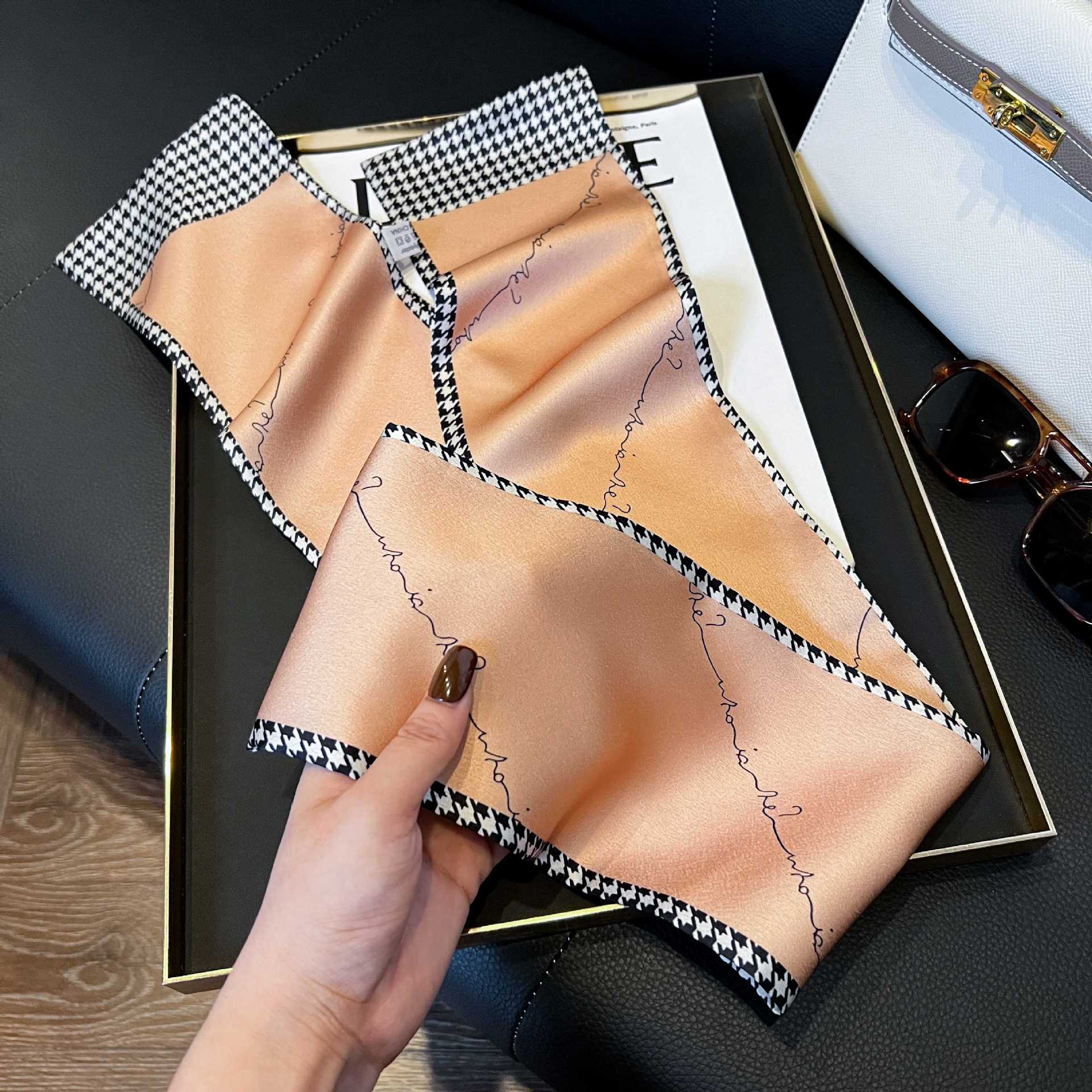 Nueva bufanda de seda pequeña banda larga estrecha para el cabello mujer estilo primavera y otoño moda madre bufanda estilo verano estilo fino serpentina bufanda al por mayor