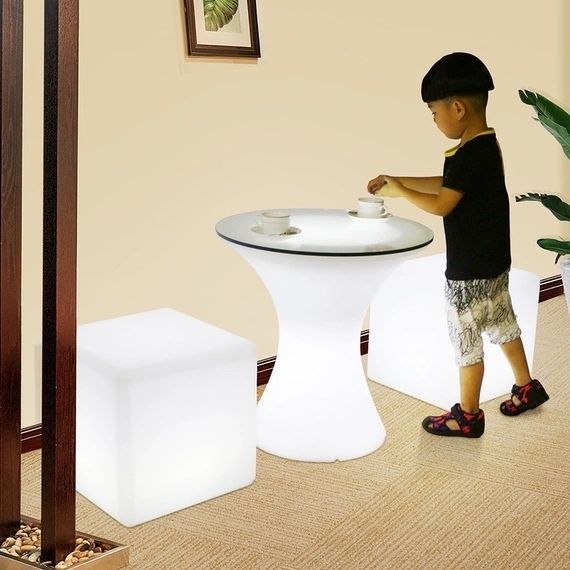 짧은 허리 + 작은 사각형 의자