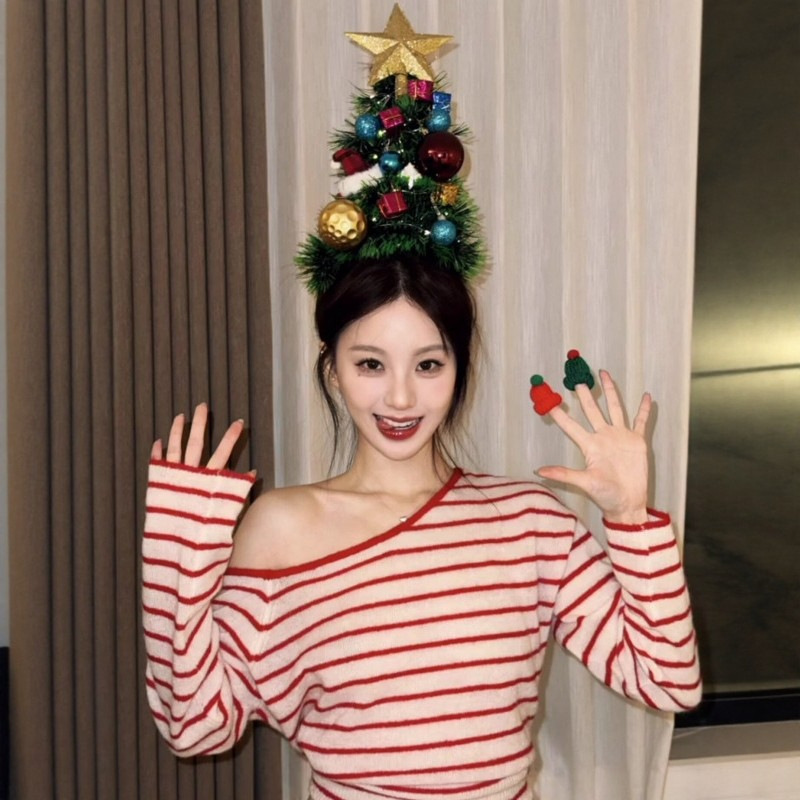 Christmas Red Striped One-Shoulder Long-Sleeve Knit Base Shirt for Women, Autumn and Winter Spicy Short Style, Pure Desire Slim-Fit Inner Top