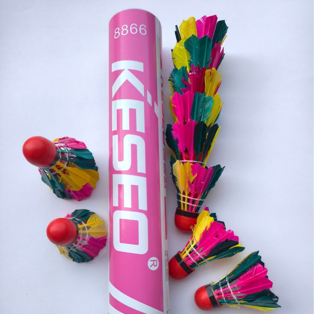 Colorful Badminton Balls Are Supplied for Indoor and Outdoor Learning, Exercise, and Entertainment. Colorful Red Head Badminton Balls for Outdoor Use