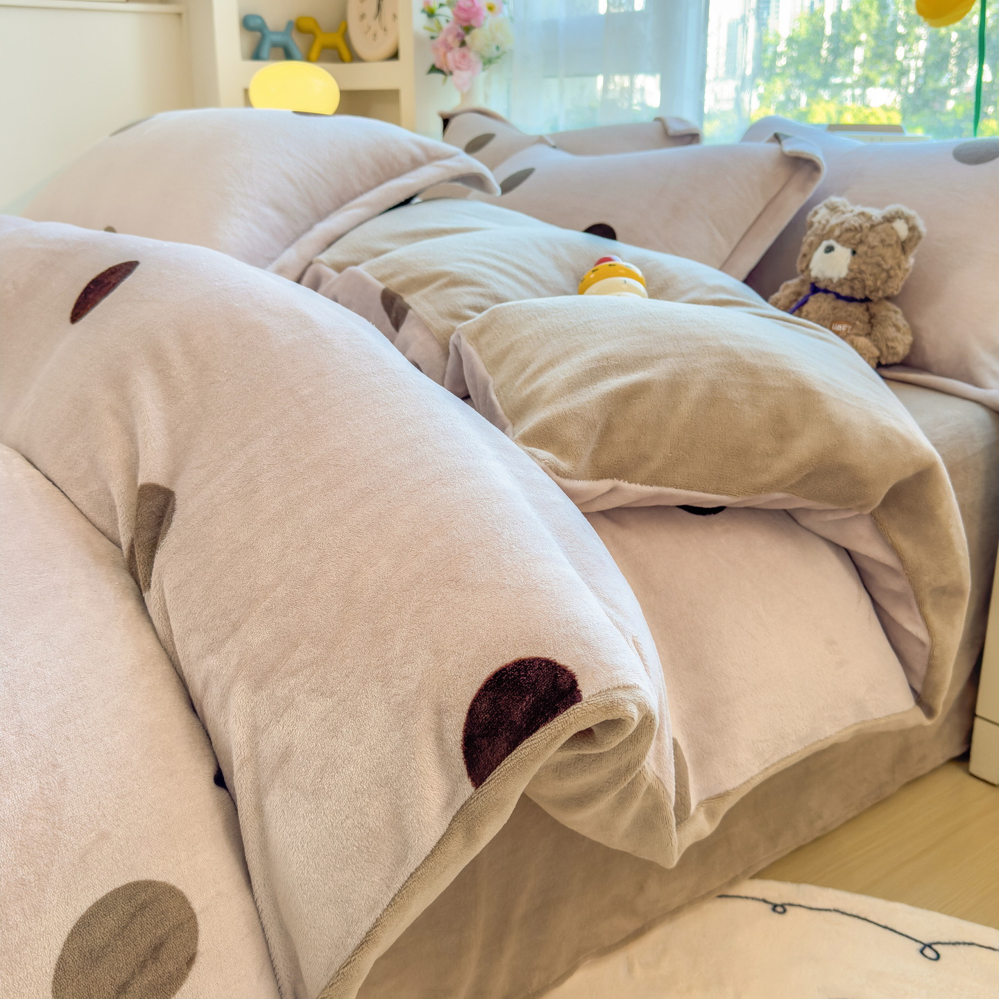 Invierno engrosado cama de seda de leche de cuatro piezas de seda de coral sábanas de seda de bebé cubierta de seda de calor y seda de tres piezas