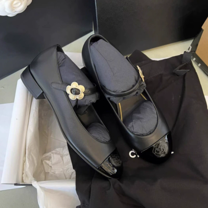 Готовый запас, отправленный за считанные секунды ~ туфли Мэри Джейн на толстом каблуке с пряжкой в ​​стиле камелии для женщин, весенние маленькие кожаные туфли во французском цвете