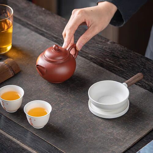 Ceramic tea strainer, tea set accessory—perfect for separating tea leaves from water, enabling effortless brewing; a creative, ultra-fine filtration tea filter and strainer.
