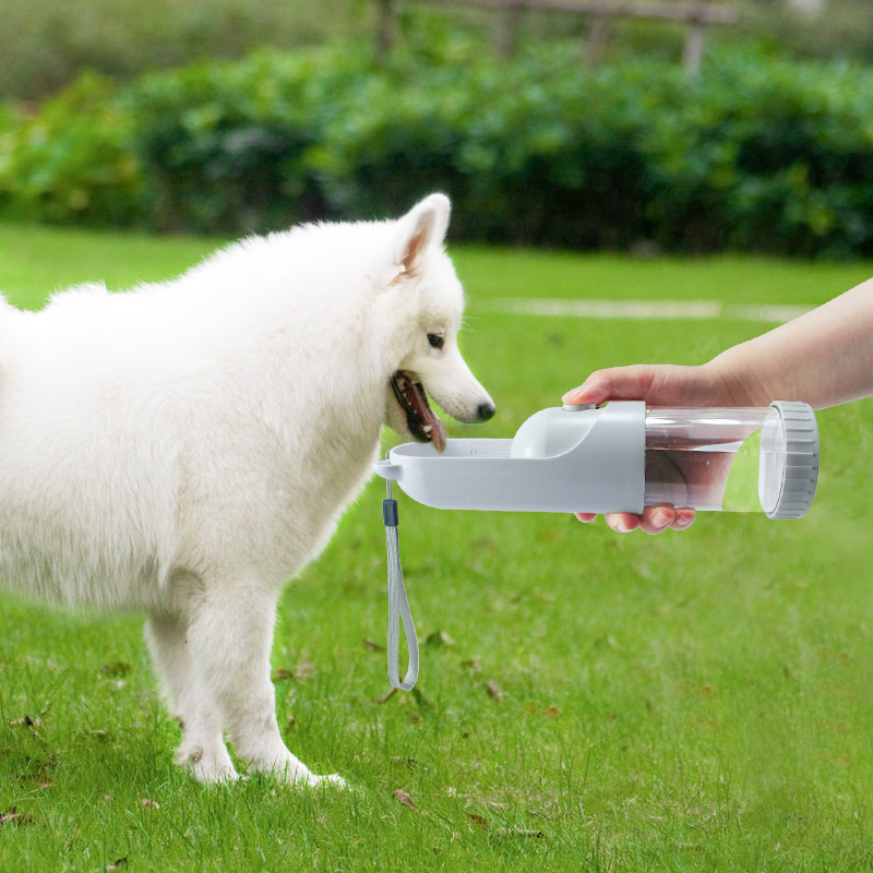 Procesamiento de tazas de agua de salida para mascotas personalizadas, tazas de paseo al aire libre estiradas portátiles, botellas de agua de viaje para perros y gatos, suministros para lego