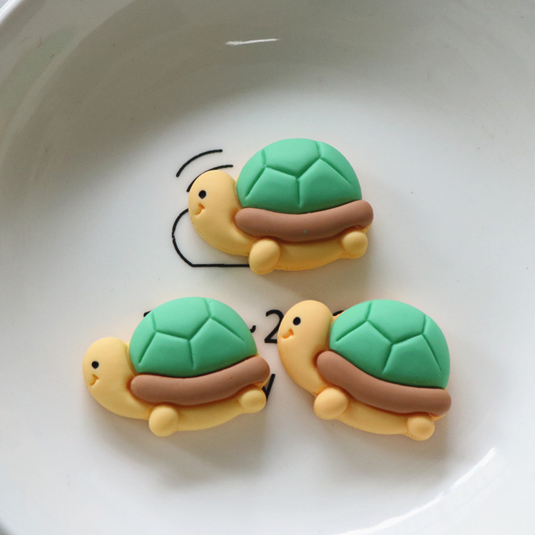海洋動物のカニのヘアピンの携帯ケースをシミュレーションします。冷蔵庫に携帯ケースを貼ります。クリームゴムdiy樹脂部品の卸売りです。|undefined