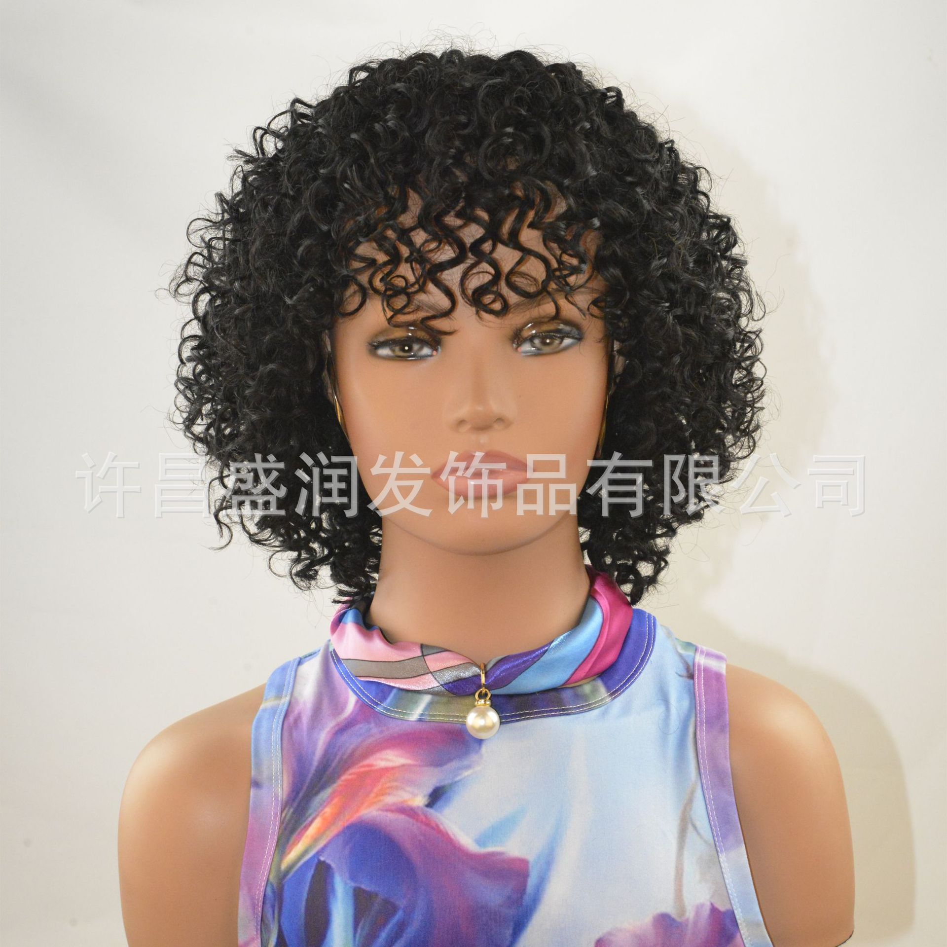 Peluca corta y rizada de cabello humano para mujeres, hecha en África para exportación.