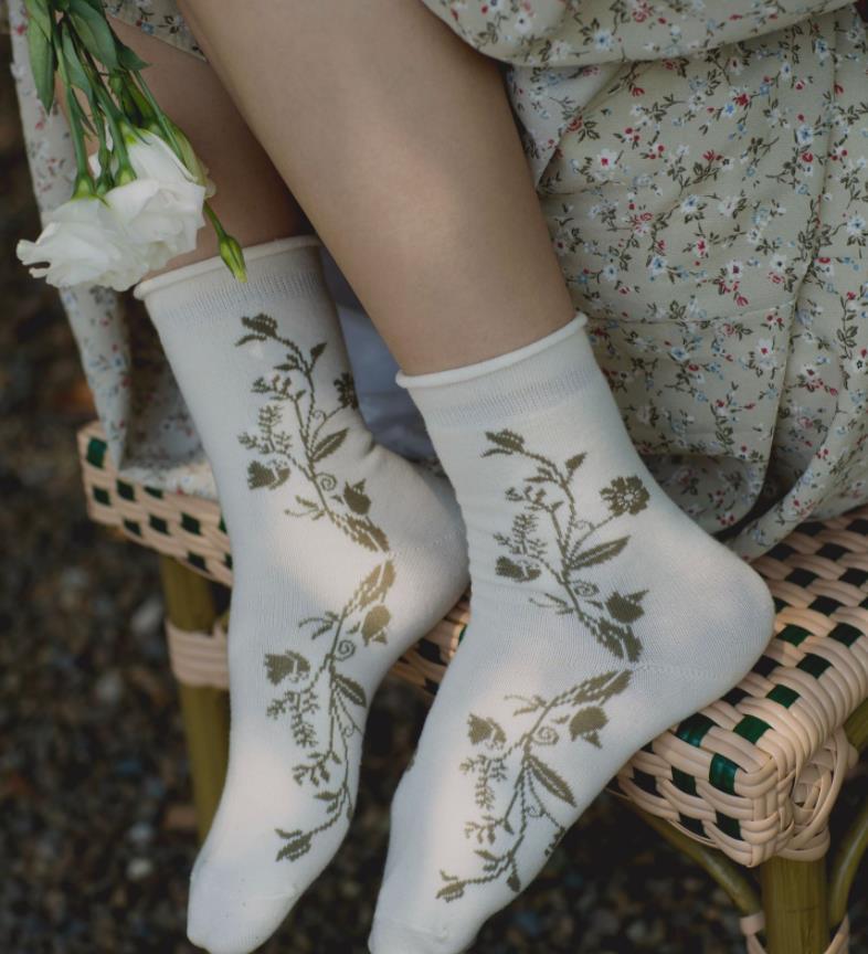 Women's Elegant Japanese Style Flower Wool Jacquard Crew Socks A Pair display picture 9