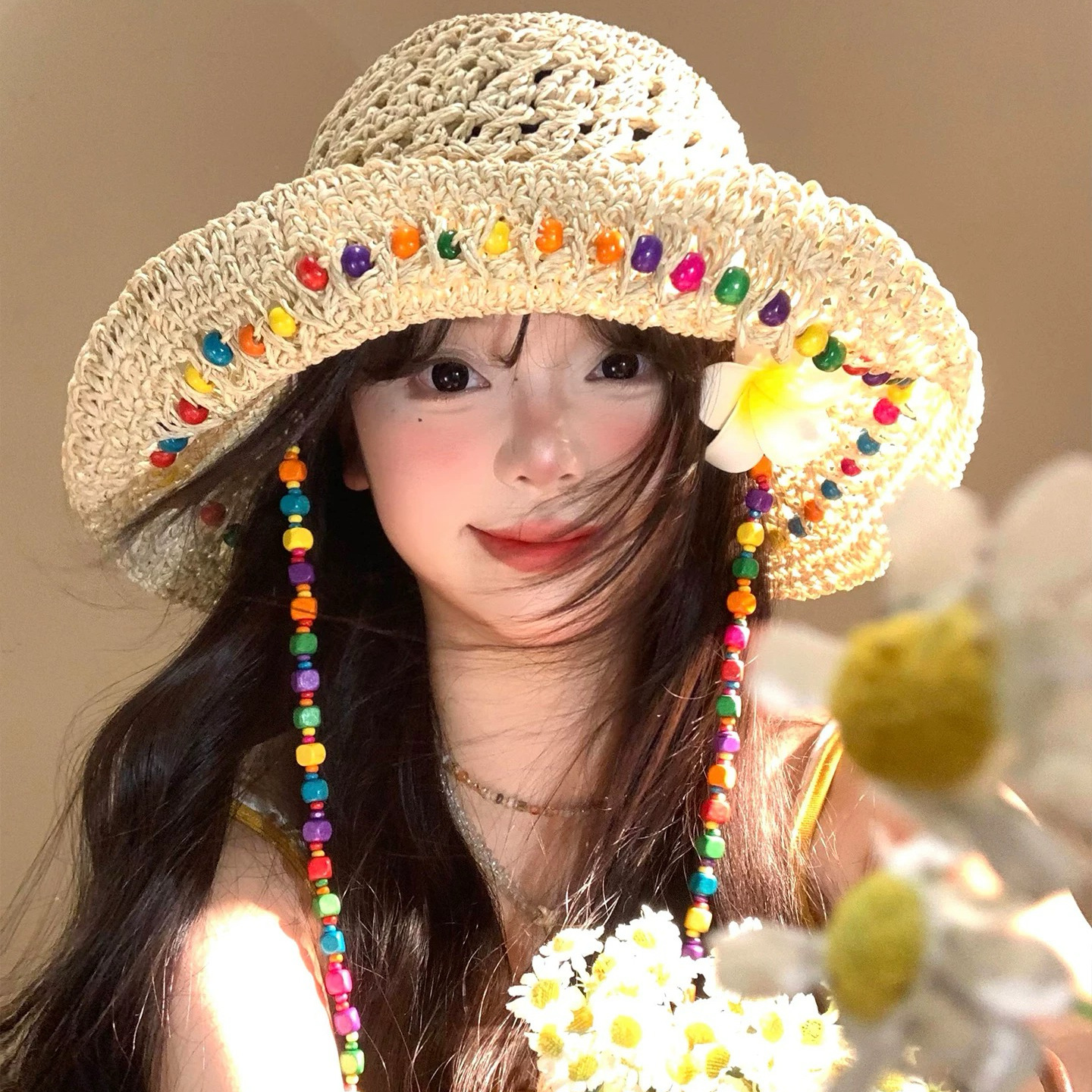 컬러풀한 비즈 밀짚모자 - 로프가 달린 베이지