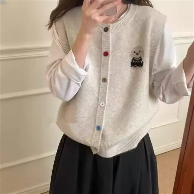 圆领彩扣甜美减龄小狗刺绣针织马夹秋冬新款时尚软糯百搭叠穿背心