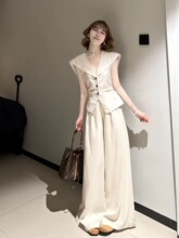 ������Ǯ�紩��һ����װŮ�ļ��¿����������������ȿ�������