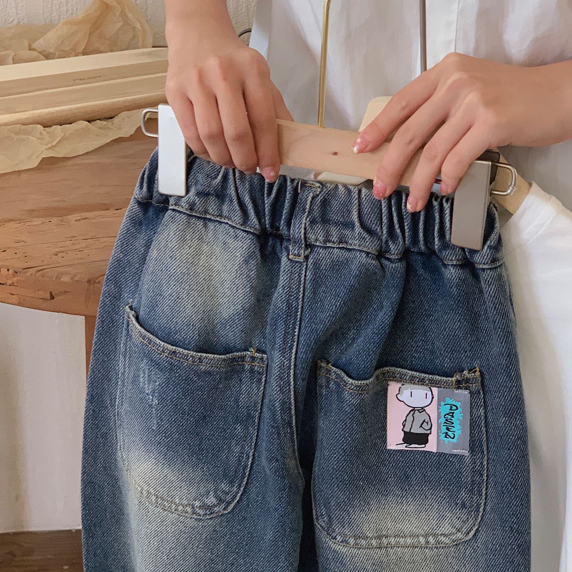 Barnbyxor 2023 Bangcheng höstpojkar Koreansk tecknad ficka Bokmärke Stilig mångsidig jeans F0311_voghion.com