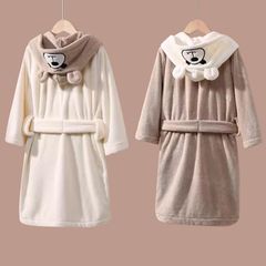コーラルベルベットのクマの刺繍入りバスローブ、可愛くて厚みがあり、柔らかく、吸水性があり、脱落しにくい、子供用ウェアラブルフード付きバスタオル