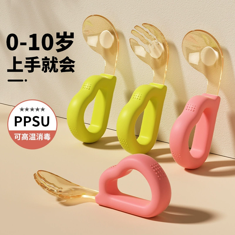 Новый ребенок учится есть, тренировка вилка ложка