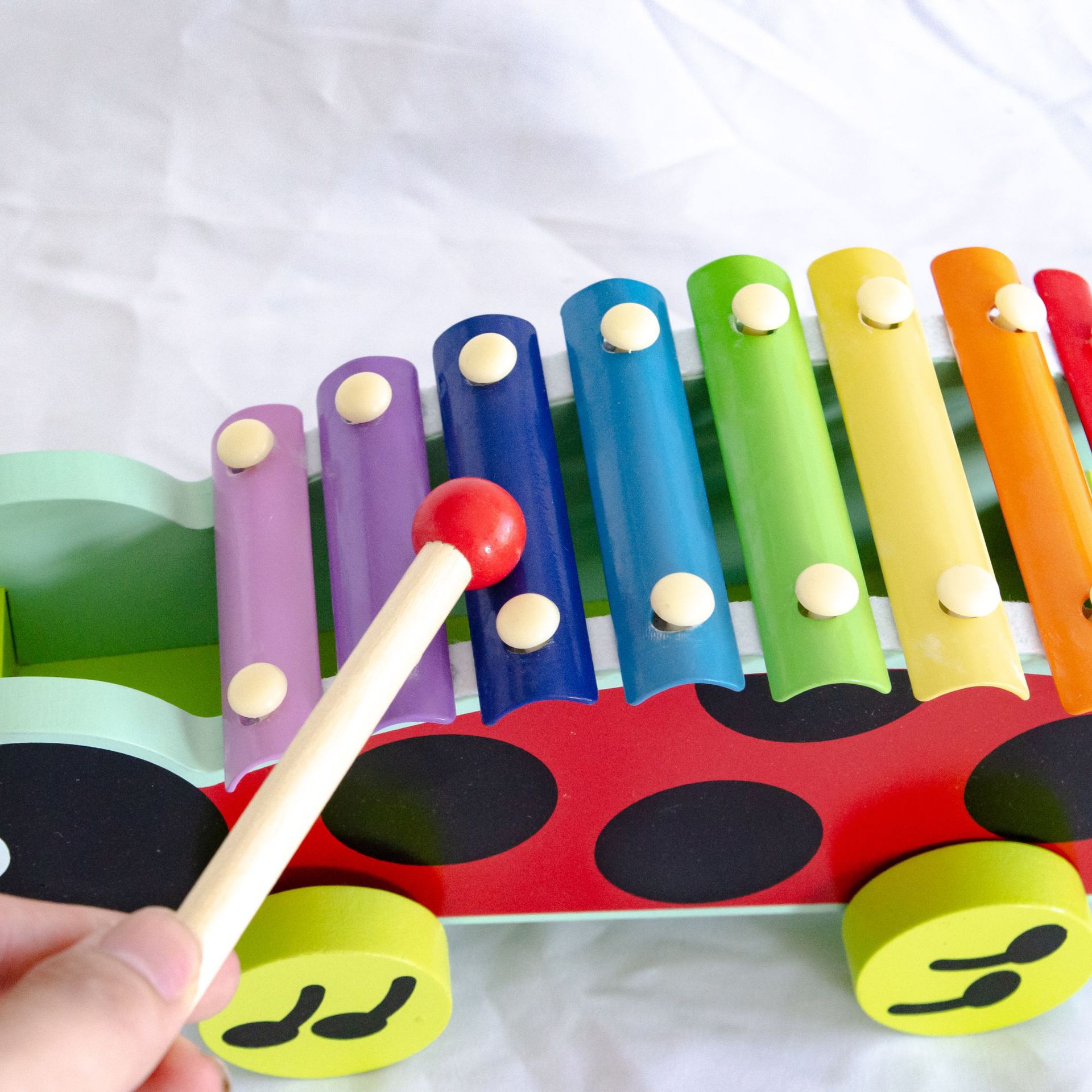 Xinyun mariquita infantil golpeando piano arrastrando coche Educativo Educación Temprana juguetes de madera en stock venta al por mayor piano de música de comercio exterior europeo y americano