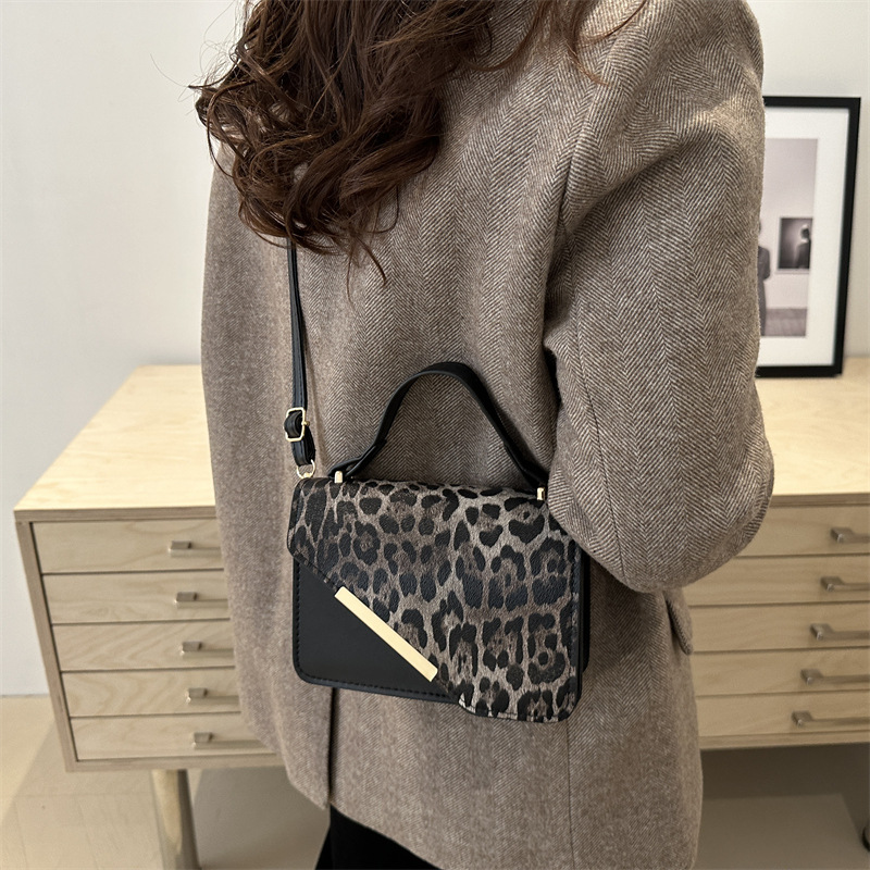 2025 nuevo bolso cuadrado pequeño con estampado de leopardo de color en contraste de moda, cadena simple casual, bolso de mensajero de un solo hombro de gran capacidad, bolso de axila