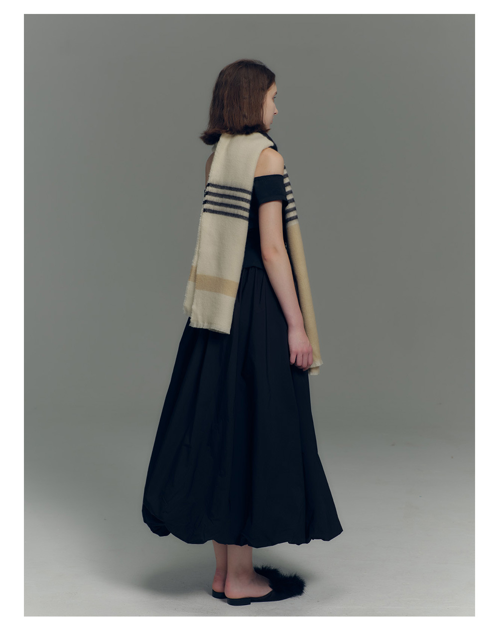 Novo cachecol xadrez feminino em imitação de cashmere com blocos de cores cáqui e nude, com bordas desfiadas, ideal para outono e inverno. Tamanho ampliado._voghion.com