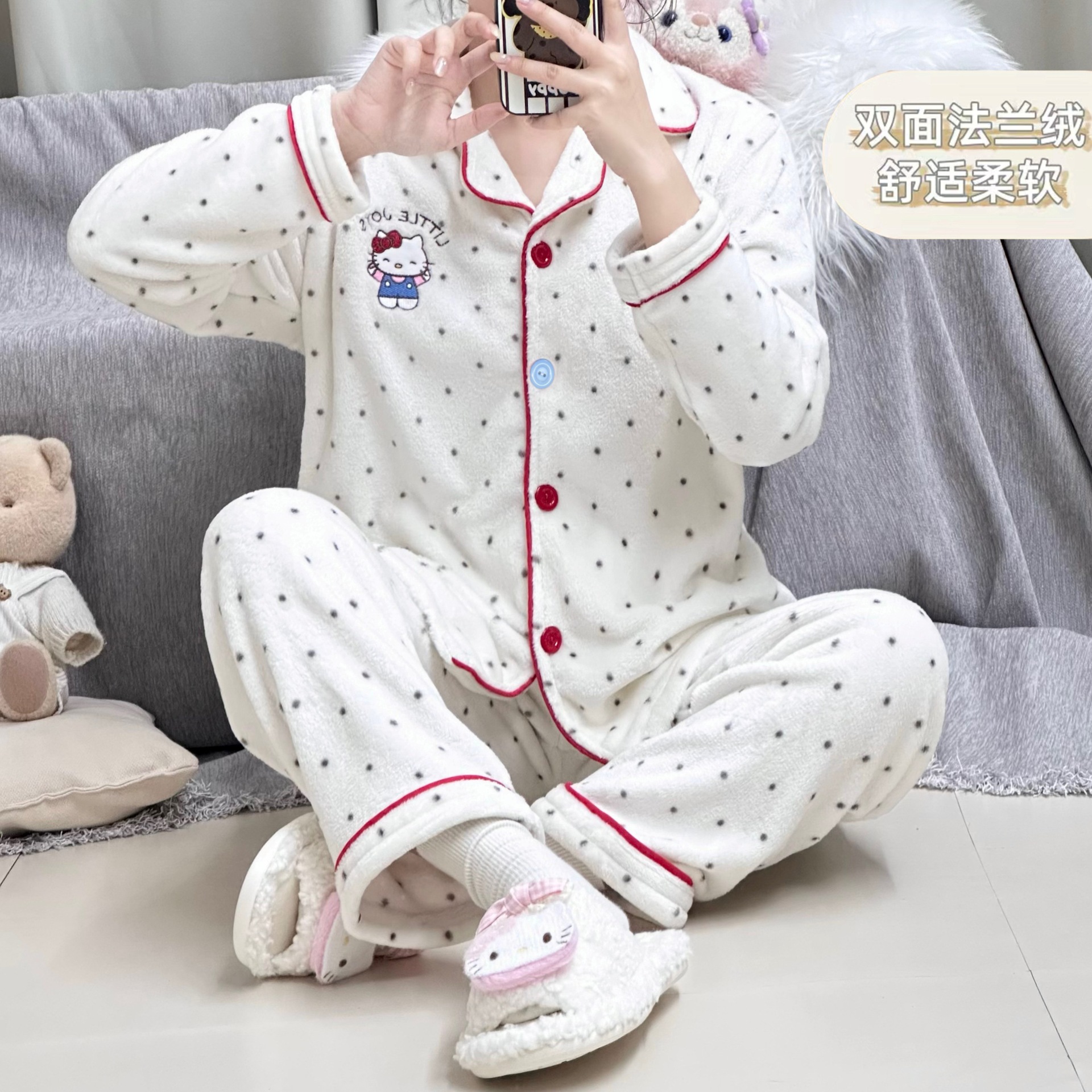 2025女士睡衣可爱波点HelloKitt冬季加厚法兰绒家居服套装 批发